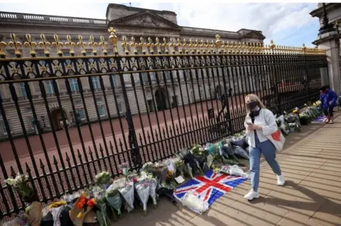 Reuters Flowers outside Buckingham Palace