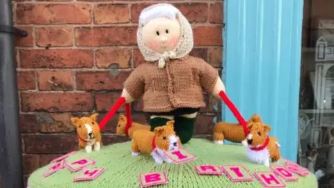 Syston Town News Knitting of the Queen and her corgis June 2021