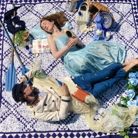 Helen Yang Helen Yang and Thomas Etheridge in blue outfits