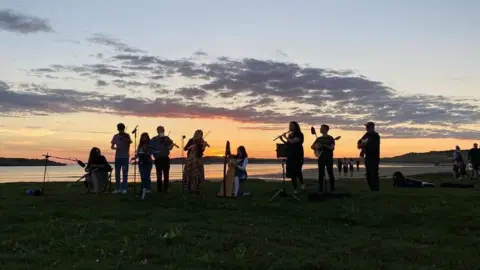 Sonia Nic Giolla Easbuig sunset concert at Bad Eddie