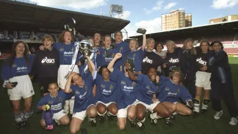 Mike Hewitt/Allsport Millwall Lionesses in 1997
